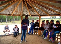 Ania prowadziła zajęcia integracyjne podczas wakacyjnego obozu 