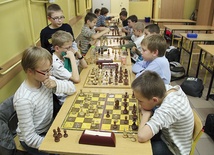 Już po lekcjach, a najmłodsi szachiści Klubu Szachowego „Piątka” nie chcą wyjść ze szkoły