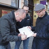 W ciągu pierwszych trzech dni petycję podpisało kilkanaście tysięcy osób – informuje Paweł Majewicz (z prawej), szef szczecińskiej „Civitas Christiana”, jednego ze współorganizatorów akcji 