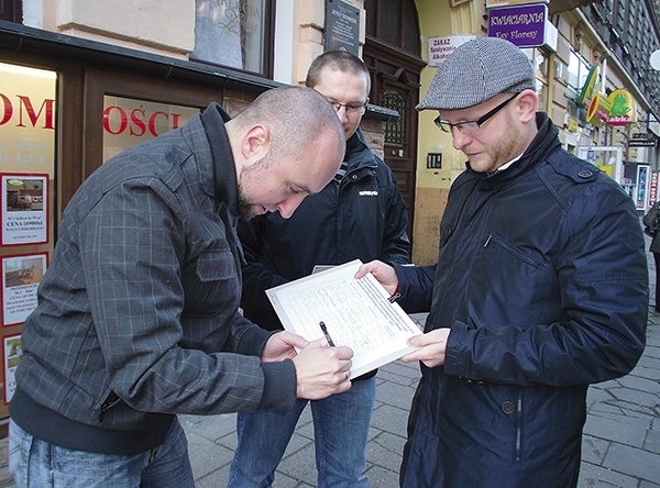 W ciągu pierwszych trzech dni petycję podpisało kilkanaście tysięcy osób – informuje Paweł Majewicz (z prawej), szef szczecińskiej „Civitas Christiana”, jednego ze współorganizatorów akcji 