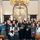 W sobotę 10 listopada br. w Kurii Metropolitalnej w Krakowie odbyło się uroczyste zakończenie kolejnego już cyklu zajęć Studium Duszpasterstwa Trzeźwości Archidiecezji Krakowskiej. Dyplomy słuchaczom wręczył bp Jan Szkodoń (w środku). Obok biskupa stoi ks. Mirosław Żak, dyrektor studium