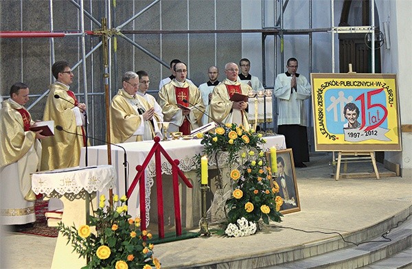  Eucharystii z okazji 15-lecia szkoły salezjańskiej przewodniczył  bp Jan Kopiec