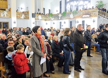 Choć kościół jest duży, bywają chwile, że jest wypełniony po brzegi