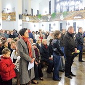 Choć kościół jest duży, bywają chwile, że jest wypełniony po brzegi