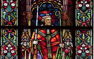 Jeden z witraży przedstawia postać św. Brunona w stroju pontyfikalnym, z pastorałem i mieczem uniesionym ku górze
