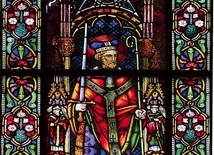 Jeden z witraży przedstawia postać św. Brunona w stroju pontyfikalnym, z pastorałem i mieczem uniesionym ku górze