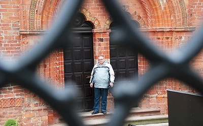 Andrzej Juliusz Sarwa jest autorem ponad 100 książek i laureatem I Ogólnopolskiego Konkursu Literackiego im. bł. ks. Jerzego Popiełuszki w dziedzinie prozy