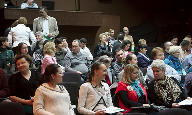 Tutaj nikt nie dawał gotowych wskazówek, jak być dobrą małżeństwem. Sami małżonkowie musieli odpowiedzieć sobie na pytanie, w którą stronę poprowadzić okręt, któremu na imię rodzina