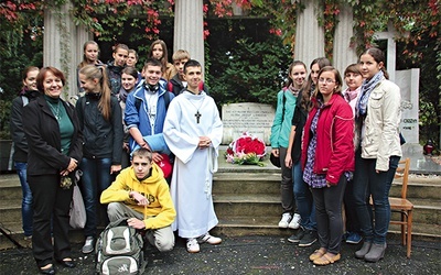   Cieszyńscy licealiści z katechetką Dorotą Kanią przy grobie ks. Londzina, po polowej Mszy Świętej  