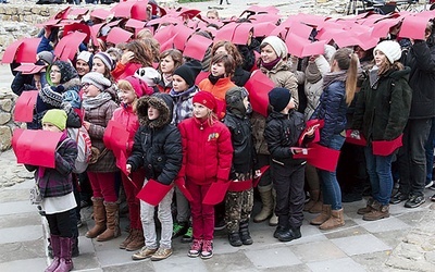 Dzieci, które zjawiły się w południe na Starym Mieście, chętnie wzięły udział w teledysku