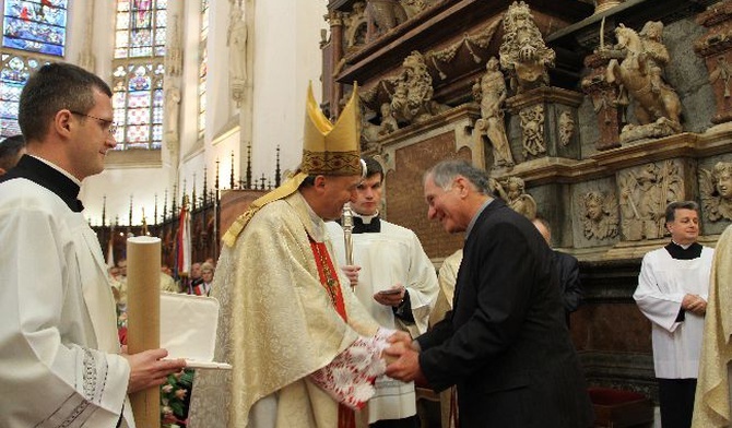 Bp A. Jeż wręczył papieskie i diecezjalne odznaczenia