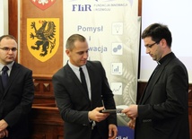 Ks. Janusz Steć odbiera nagrodę dla gdańskiej Caritas
