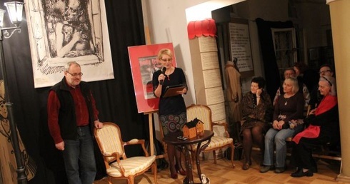 Jan Gondowicz i dyrektor Książnicy Joanna Banasiak podczas wernisażu wystawy 
