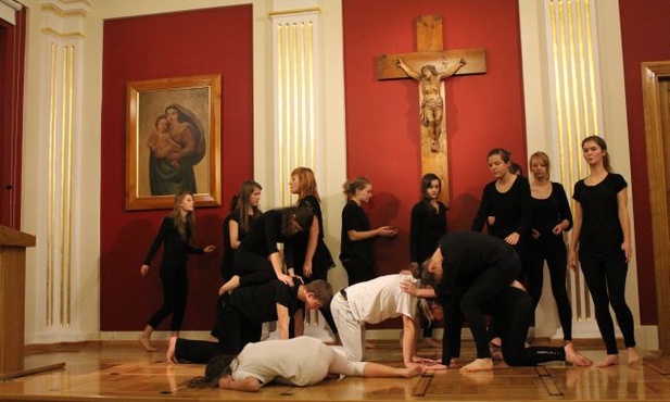 O historii grzechu, który niszczy i dzieli oraz o łasce Chrystusa, która jednoczy i jest dobra jak chleb, opowiadała etiuda zespołu teatralnego 5. LO im. R. Traugutta w Radomiu, która zajęła 1. miejsce w konkursie