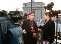 Dziennikarze poznają pracę w Watykanie 