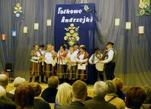 Występ kapel i zespołów śpiewaczych zgromadził bardzo wielu słuchaczy