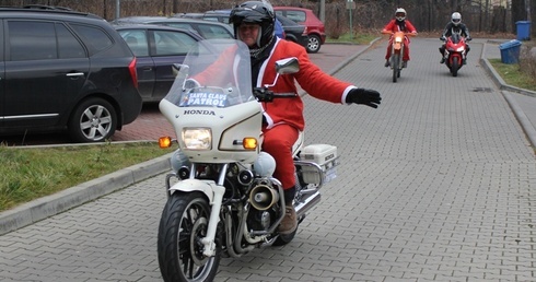 Motocykliści z prezentami dla Domu Dziecka