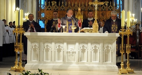 Ołtarz waży cztery tony i wykonany jest z białego marmuru