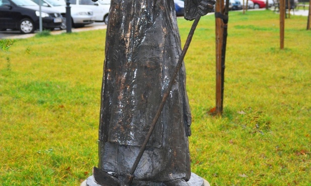 W jednym ręku narzędzie pracy...