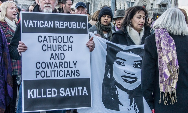 Nagłośniła sprawę Savity, teraz się wycofuje