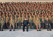  20.11.2012. Korea Północna. Pjongjang. Kim Jong Un (na środku) przywódca reżimu rządzącego w Korei Północnej, najbardziej totalitarnego państwa na świecie, z wizytą w Ministerstwie Bezpieczeństwa. 