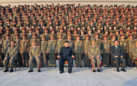  20.11.2012. Korea Północna. Pjongjang. Kim Jong Un (na środku) przywódca reżimu rządzącego w Korei Północnej, najbardziej totalitarnego państwa na świecie, z wizytą w Ministerstwie Bezpieczeństwa. 