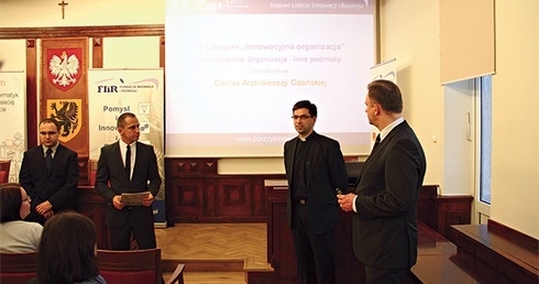  Ks. Janusz Steć odbierając nagrodę, mówił, o konieczności nowatorskiego spojrzenia na potrzeby społeczeństwa