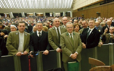  Kapelan leśników diecezji świdnickiej ks. Tomasz Zając (z lewej) wraz z delegacją w Auli Pawła VI
