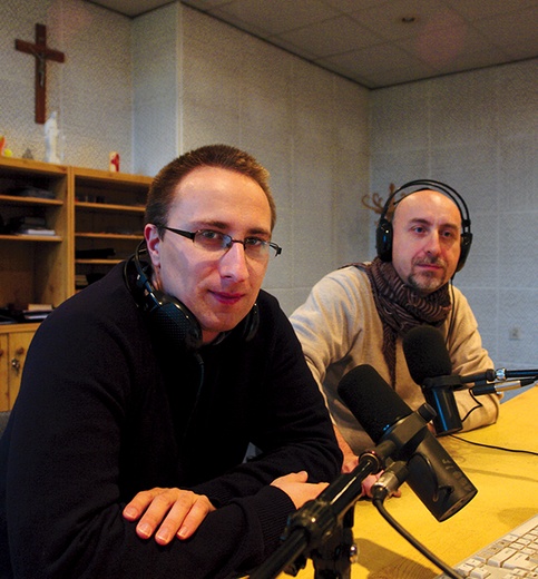 Od 6.00 do 9.30 towarzyszą słuchaczom Roman Matysik (z lewej) i Mariusz Masiarek. – Telefon do studia jest do waszej  dyspozycji – zapraszają do kontaktu