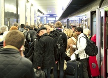  Podróżni na Dworcu Centralnym w Warszawie wsiadają do pociągu w stronę Sochaczewa 