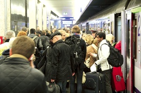  Podróżni na Dworcu Centralnym w Warszawie wsiadają do pociągu w stronę Sochaczewa 