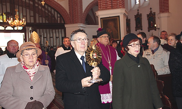 W niedzielę 2 grudnia w Strzelcach nastąpiła instalacja relikwii bł. ks. Jerzego Popiełuszki