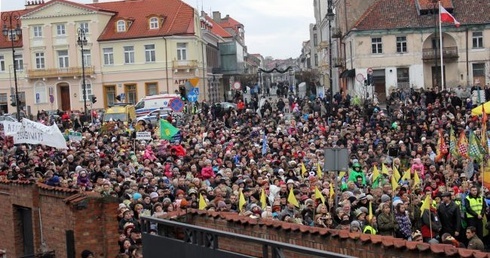 Pierwszy Orszak w Płocku zgromadził tłumy mieszkańców i diecezjan