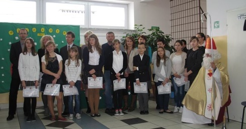 Proboszcz wśród fundatorów stypendiów