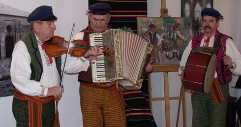 Przed gośćmi w opoczyńskim muzeum wystąpiła kapela Juliana Jarzębia