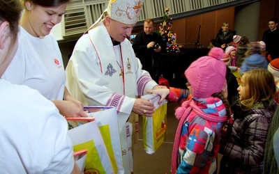 Co roku praska Caritas przygotowuje kilkaset paczek świątecznych dla najmłodszych