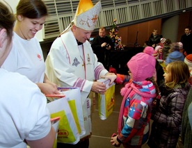 Co roku praska Caritas przygotowuje kilkaset paczek świątecznych dla najmłodszych