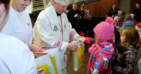 Co roku praska Caritas przygotowuje kilkaset paczek świątecznych dla najmłodszych