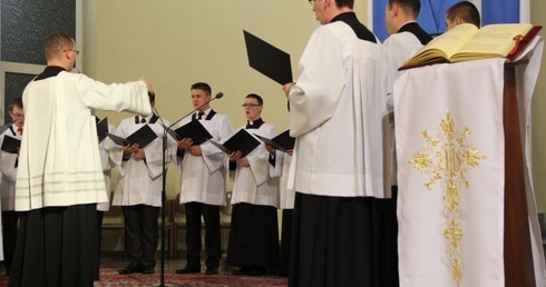 Akatyst w wykonaniu scholi WSD w Łowiczu pod przewodnictwem ks. Rafała Banasiaka