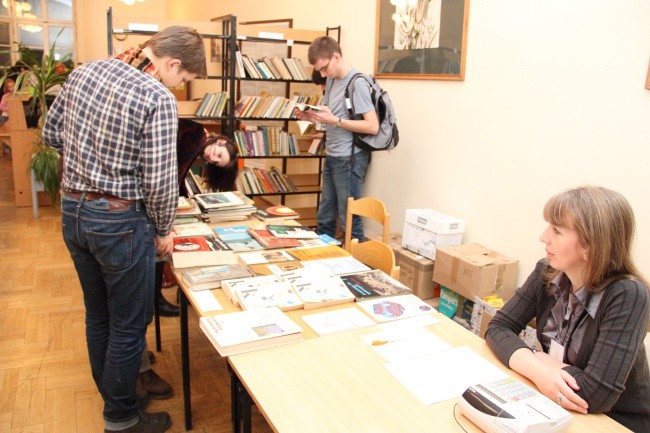Noc w bibliotece