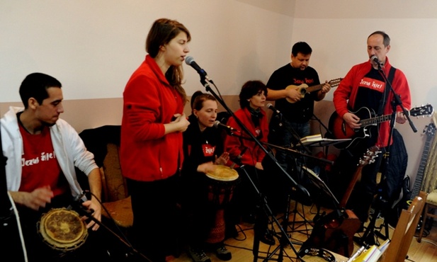 Oprawę muzyczną konferencji zapewniła grupa „Jezus żyje” z Pionek