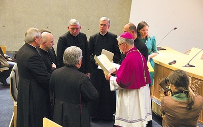 Wręczenie dekretów dla członków Komisji  ds. Duchowień-stwa w dniu otwarcia II Synodu Archidiecezji Katowickiej