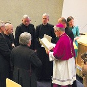 Wręczenie dekretów dla członków Komisji  ds. Duchowień-stwa w dniu otwarcia II Synodu Archidiecezji Katowickiej