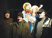 Dawid, Rudolf i Damian Manderowie, jedni z budowniczych stajenki na rondzie