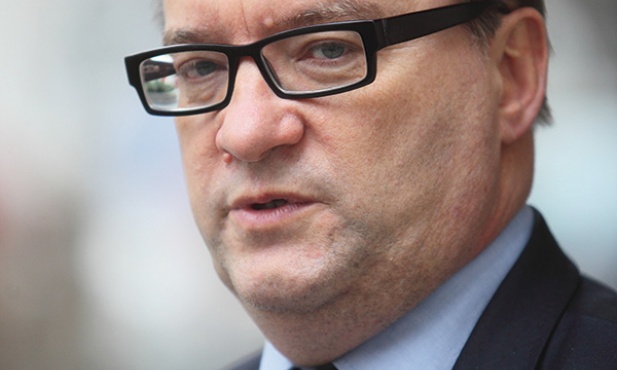 Marek Biernacki Jest posłem PO, w rządzie Jerzego Buzka był ministrem spraw wewnętrznych i administracji, w okresie jego urzędowania utworzono Centralne Biuro Śledcze. Z wykształcenia jest prawnikiem, od 1980 r. działał w Ruchu Młodej Polski, w latach 80. ub.w.  był działaczem podziemnych struktur NSZZ „Solidarność”. Ma 53 lata.