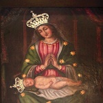 Pierwotnie w grocie Matki Bożej Skalnej w Castel Sant’Elia znajdował się fresk z wizerunkiem Madonny i Dzieciątka. Pochodzący z X lub XI w., namalowany był na skale tufowej, stąd nazwa sanktuarium. Spływająca z góry woda, drążąca grotę, zniszczyła jednak malunek i prawdopodobnie w XVI w. nieznany malarz przeniósł wizerunek Maryi na płótno.  Ikona Matki Bożej Skalnej przedstawia Madonnę siedzącą, odzianą w szeroki płaszcz i adorującą nowo narodzone Dzieciątko. Takie przedstawienie Matki i Syna jest rzadk...
