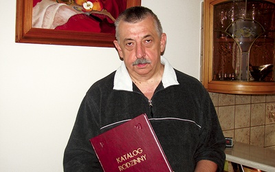 Mariusz Kowalik z rodzinnym katalogiem