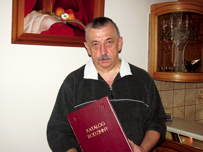 Mariusz Kowalik z rodzinnym katalogiem