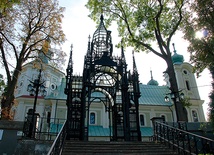  Do kościoła prowadzi oryginalna żelazna brama 