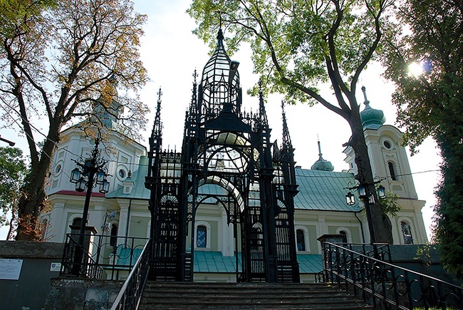  Do kościoła prowadzi oryginalna żelazna brama 